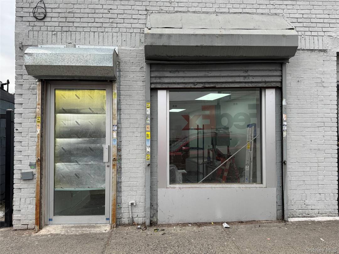 Prime retail opportunity on busy Junction Blvd !