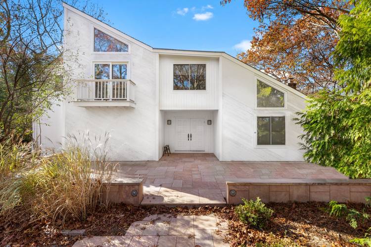 Lovely 4 Bedroom Contemporary Convenient to East Hampton
