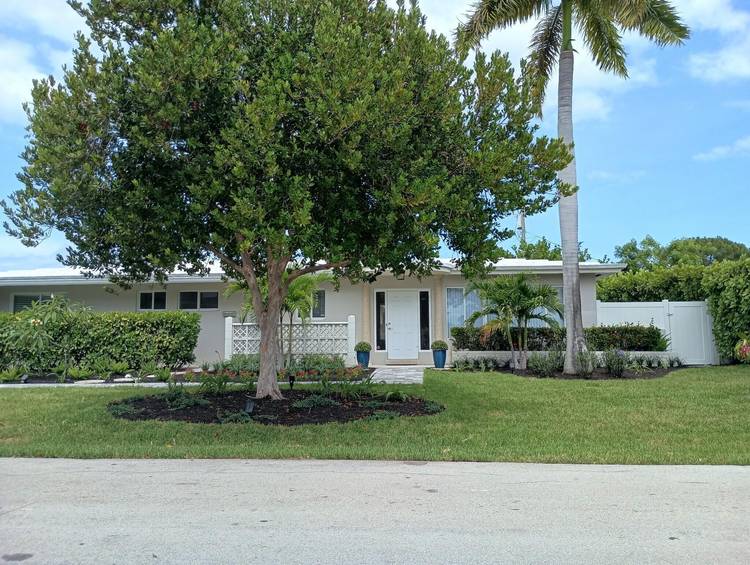 RENOVATED 3 BEDROOMS 2 BATH SINGLE FAMILY HOME.