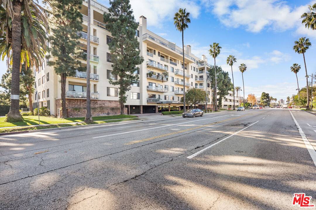 4460   Wilshire Blvd 2BR La