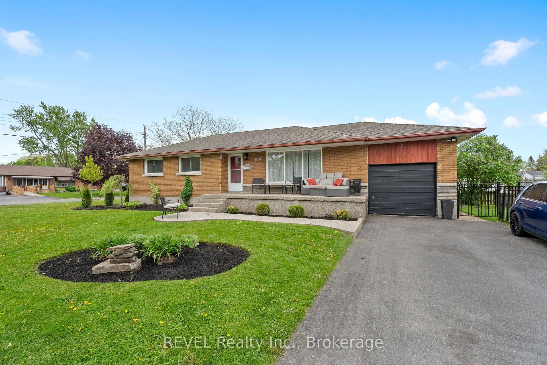 Welcome to your new home at 15 Dexter Drive in the beautiful city of Welland.