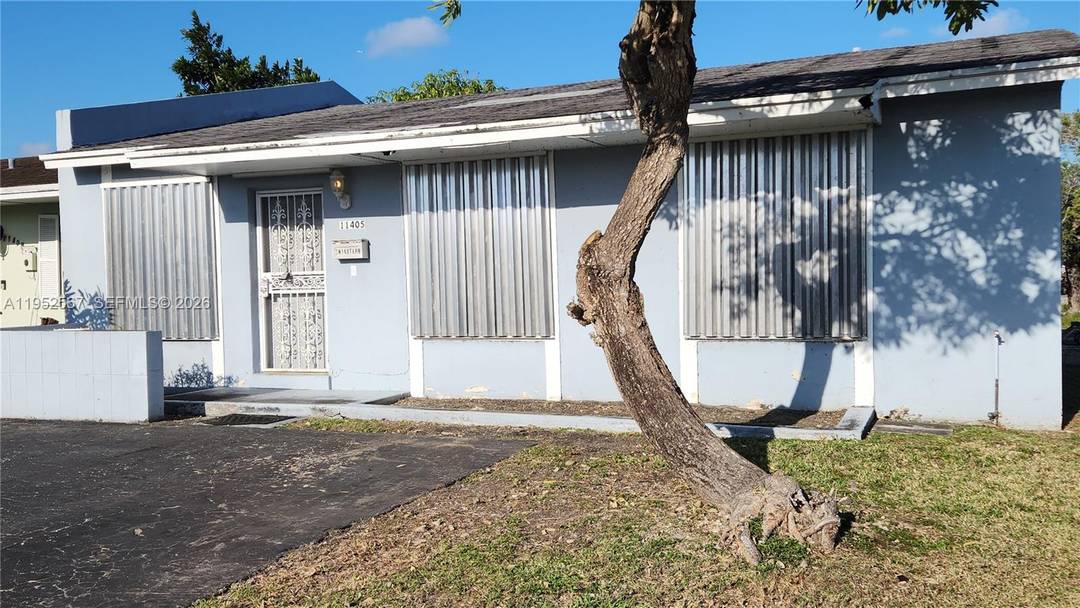 Corner Lot townhouse centrally located in the heart of Richmond Heights.