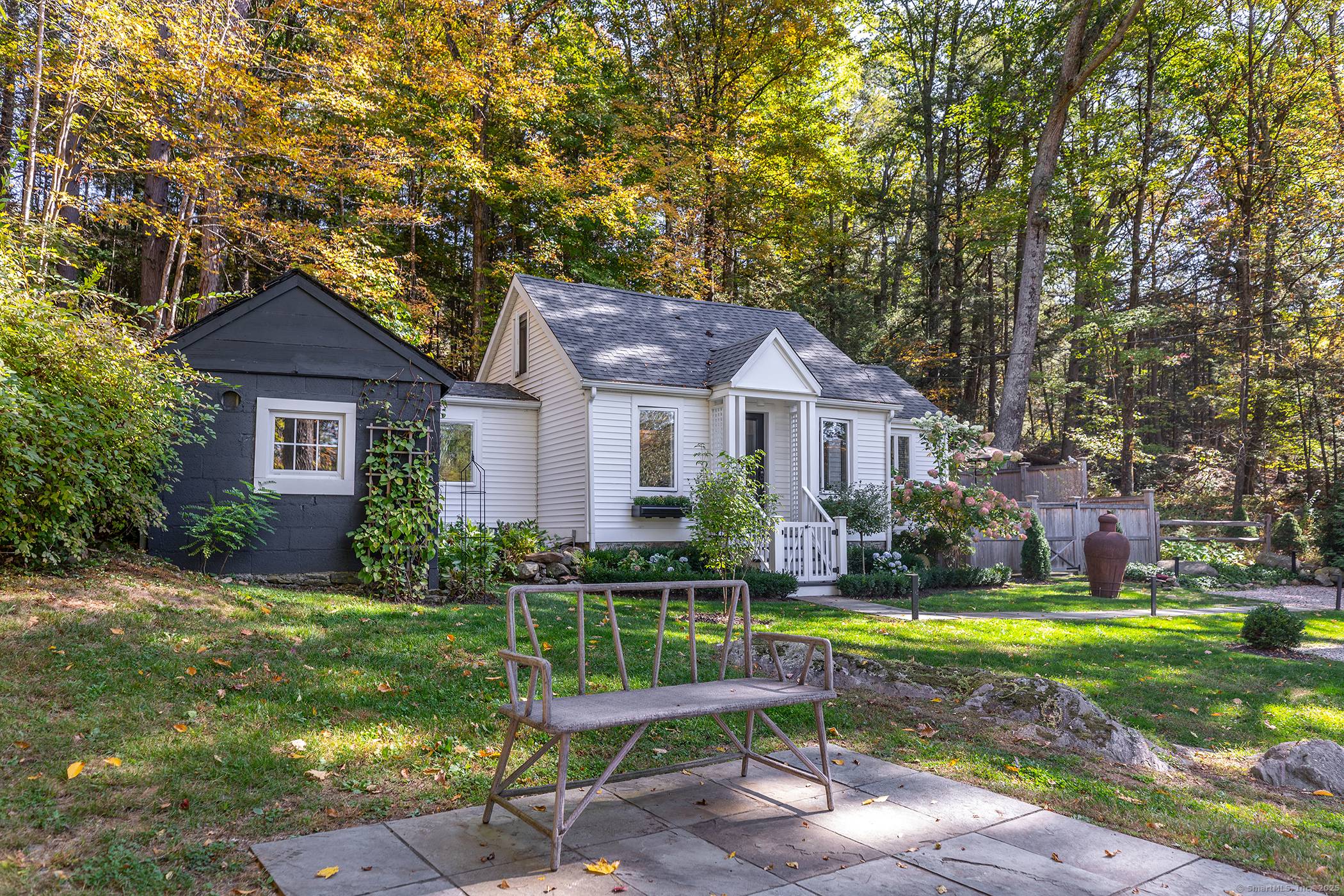A must see Washington gem, this chic country cottage has been meticulously reinvented by two renowned New York designers.