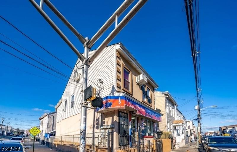 ATTENTION ALL INVESTORS. This is a great mixed use property located in a high traffic area on Summer St.