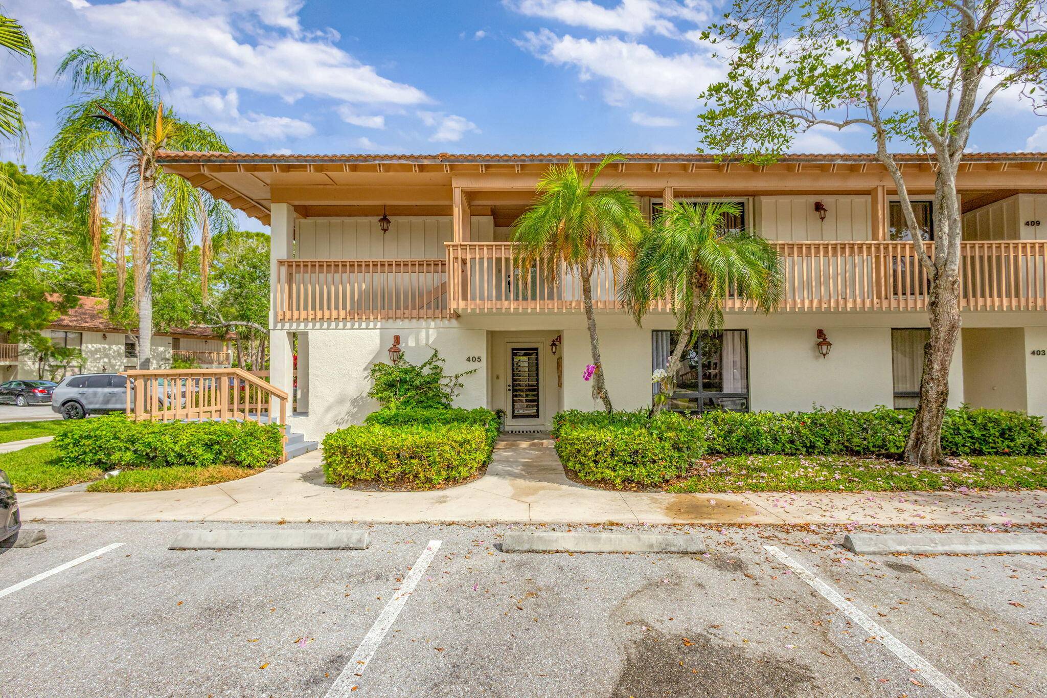 Tastefully Remodeled 1st Floor Golf Villa Unit.