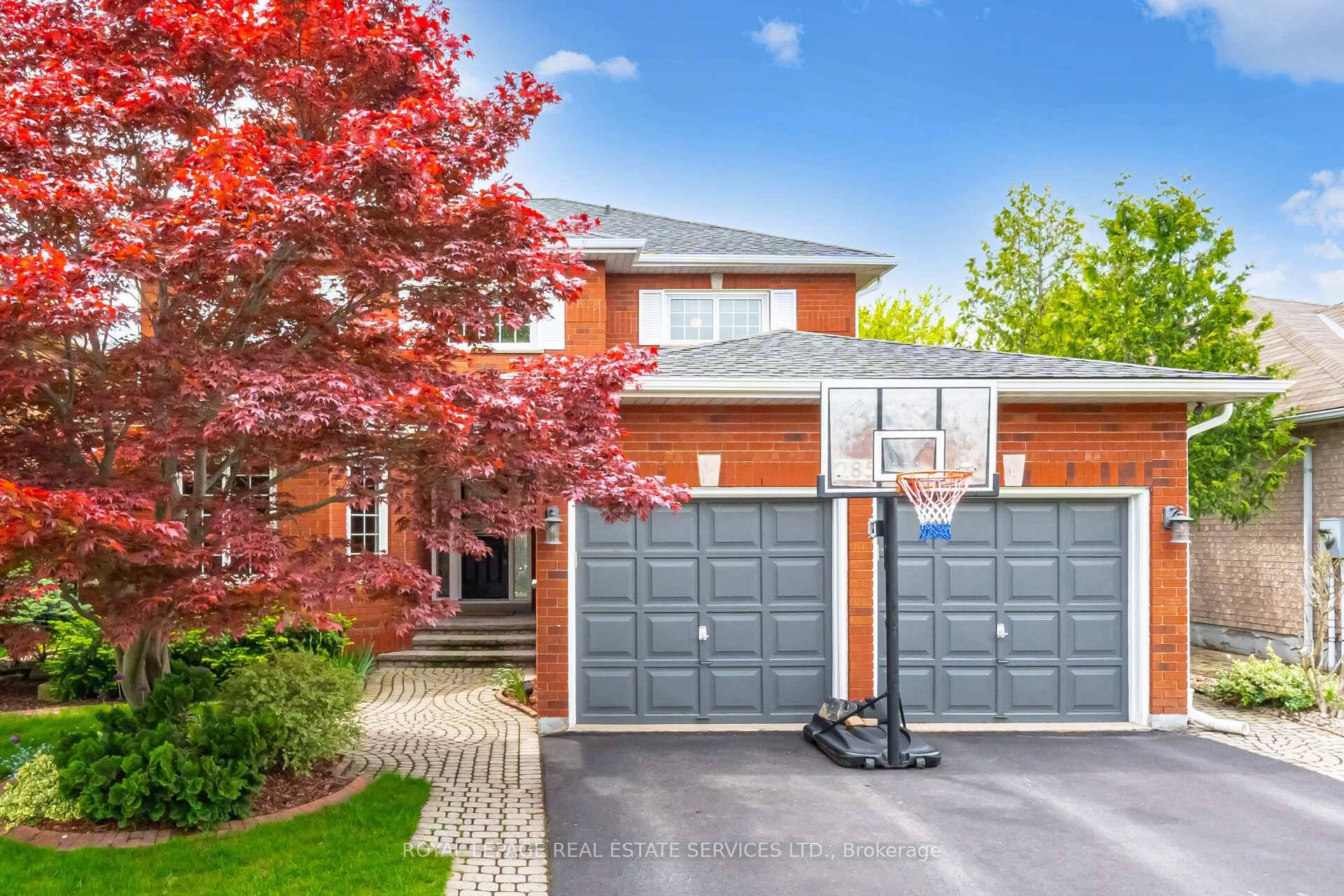 This beautifully updated 2, 822 sq.