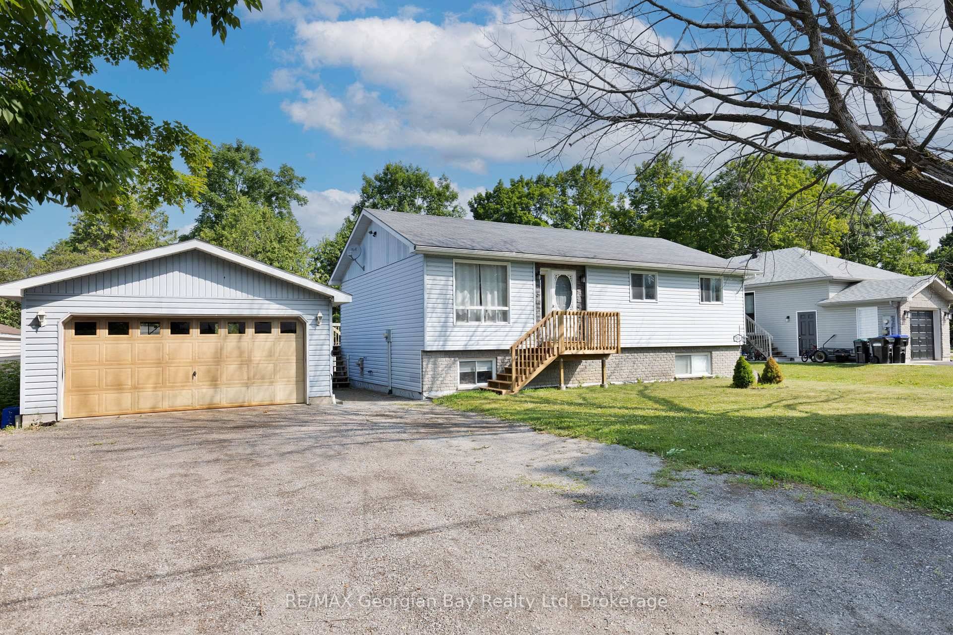 Welcome to this versatile and family friendly home located in the heart of Victoria Harbour !