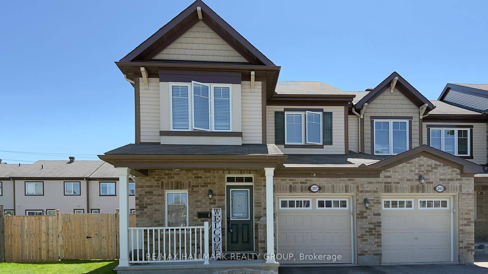 Available July 2nd Bright and spacious end unit townhome with an extra large backyard and a newly built deck 2023, perfect for summer enjoyment.