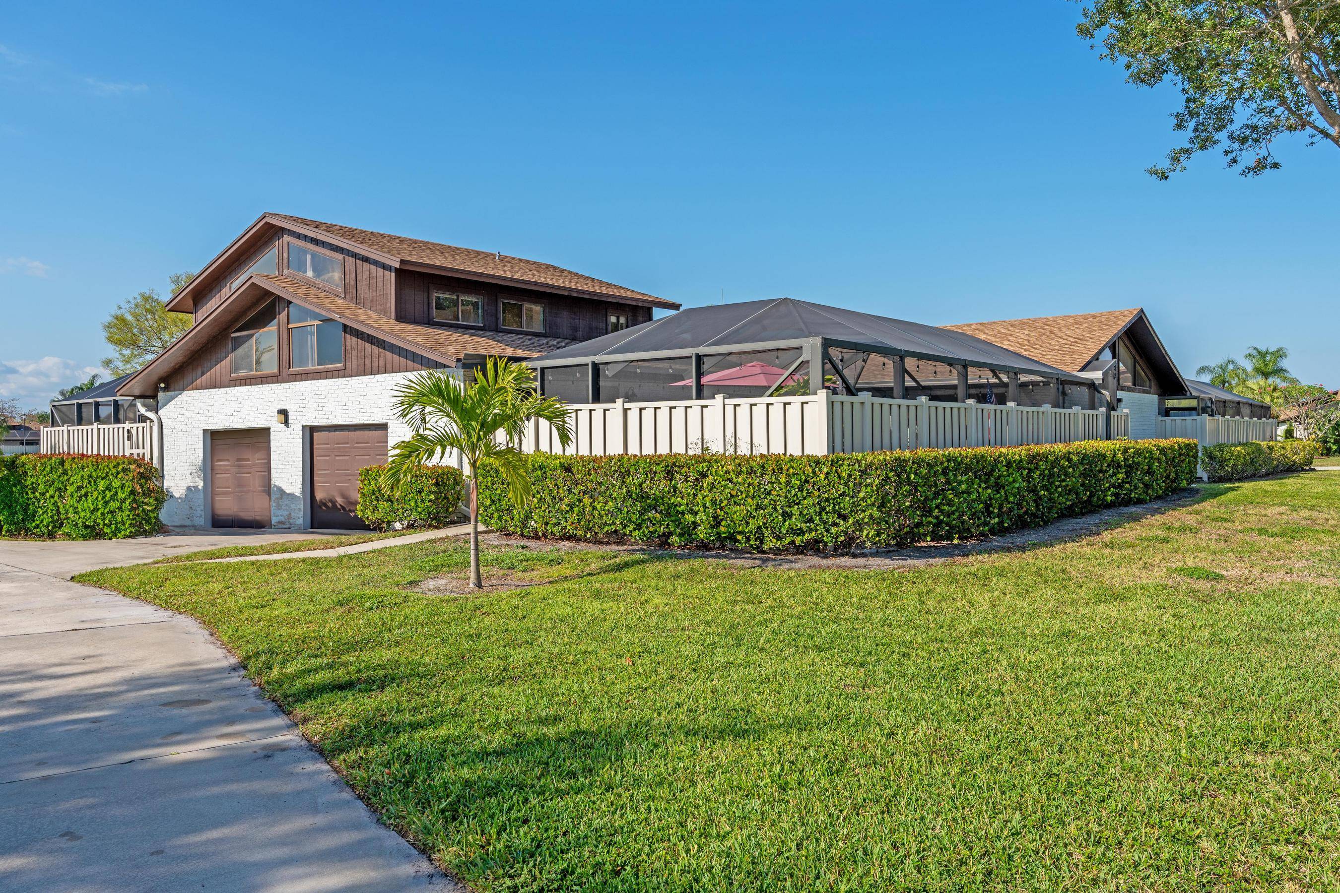 Townhouse in Boca Gardens Just Move In !