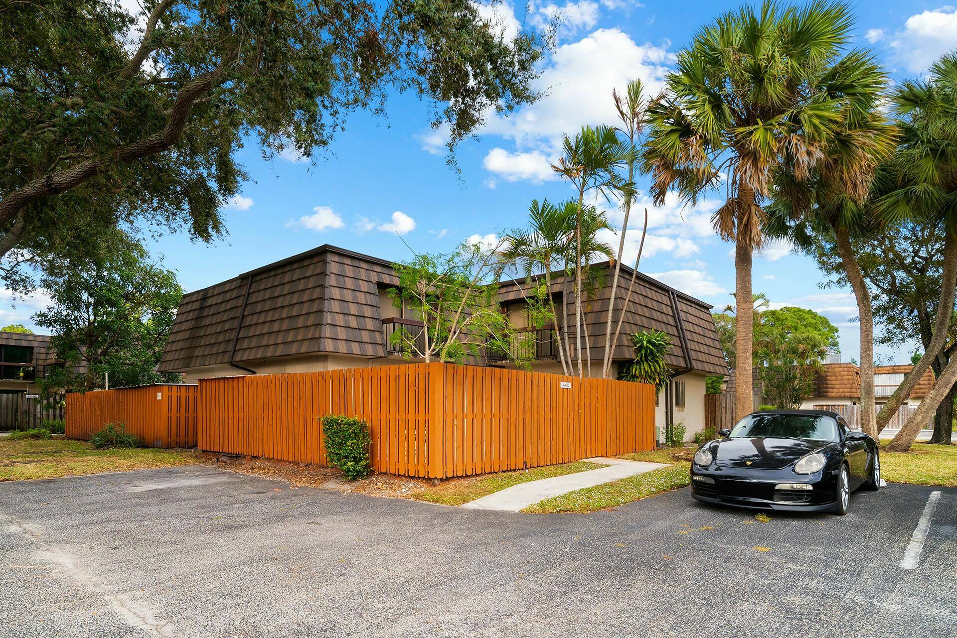 2 story townhome in West Palm Beach, centrally located near Trump International Golf Club, Palm Beach County Main Library, and just minutes from Palm Beach Island and Palm Beach International ...