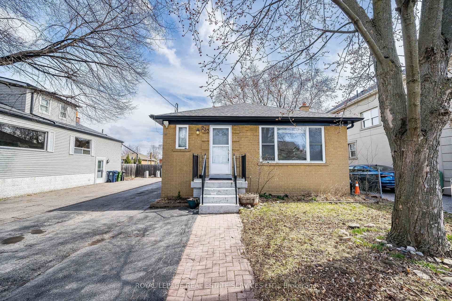 This main floor family home in Alderwood for lease offers 3 spacious bedrooms, updated 4 piece bath, dining room kitchen combination with loads of cupboard and counter space, granite counter ...