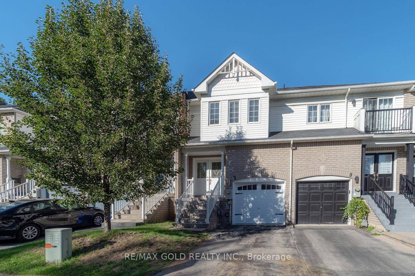 Stunning Fully Renovated Freehold Townhome In Sought After Georgetown Location.