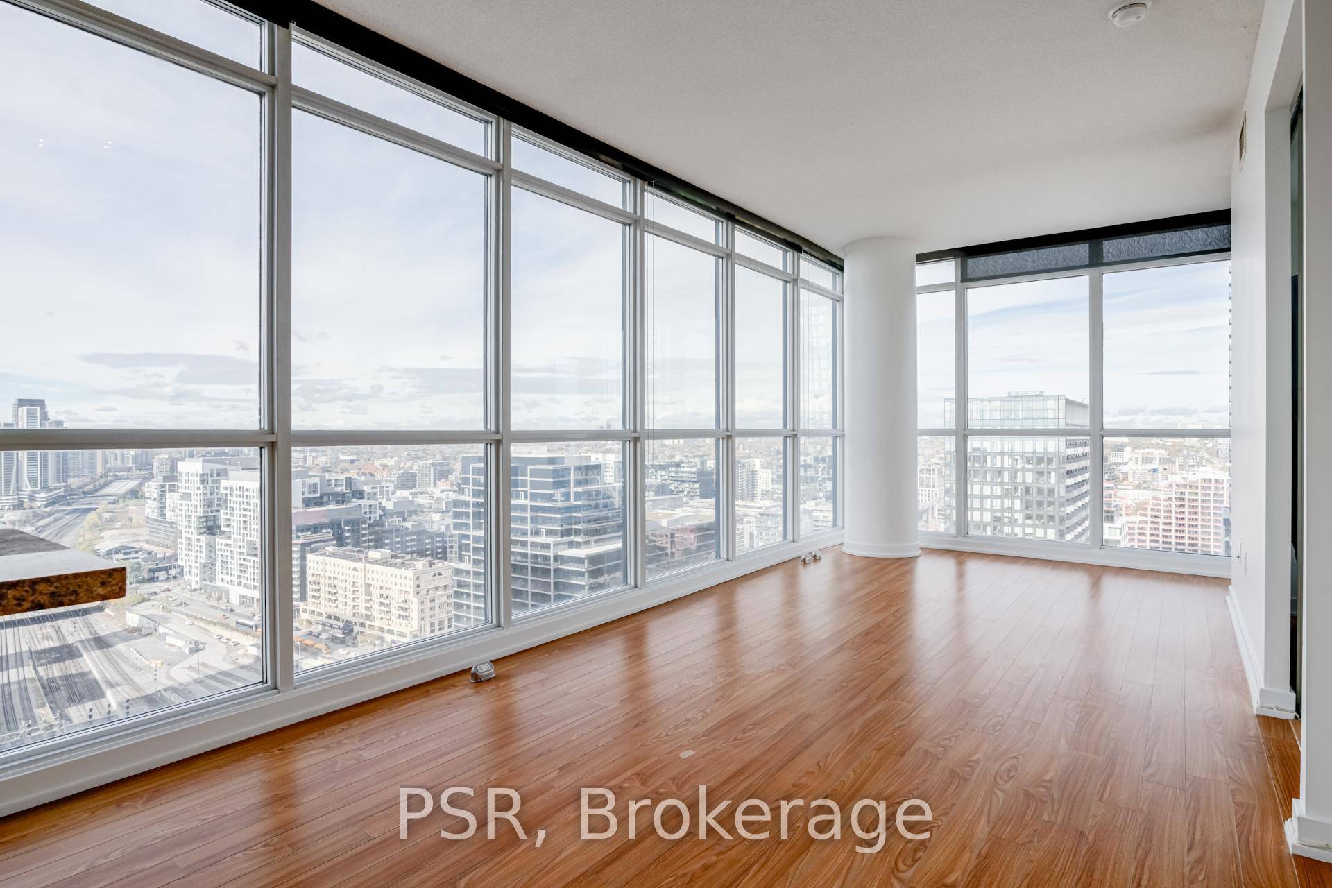 This Freshly Painted, Bright 1 Bedroom Corner Suite Sits High On The 32nd Floor With Sweeping Waterfront amp ; City Views.