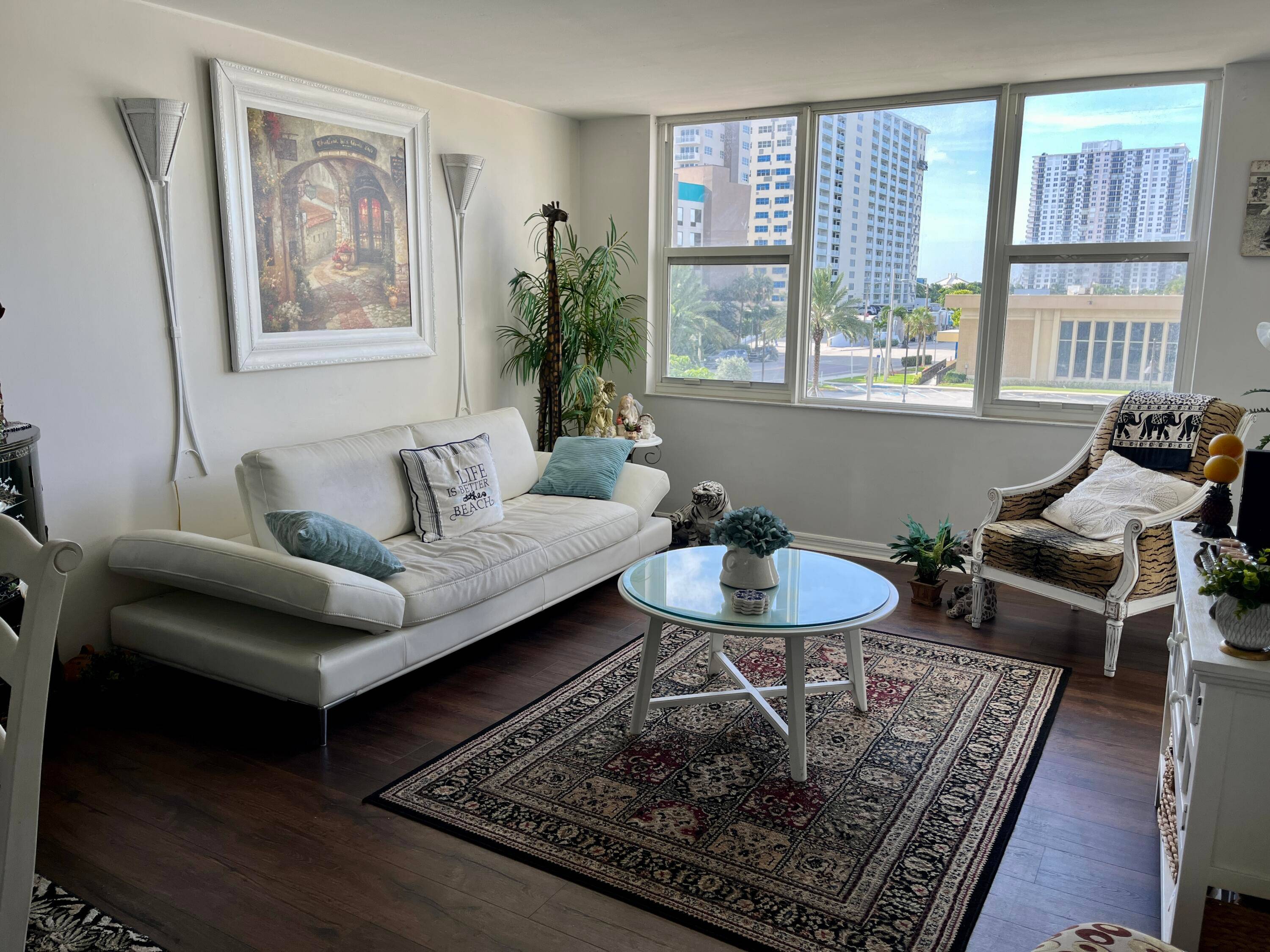 This 1 BR 1 BA refuge is located across from Pompano Beach Pier, so come as your own coastal haven.