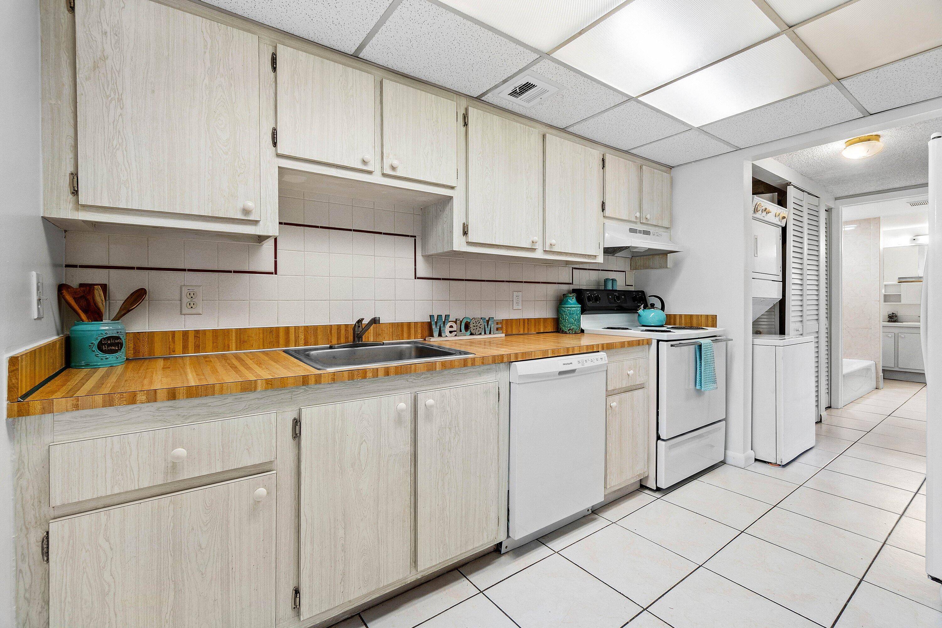 DONT MISS OUT ON YOUR CHANCE TO OWN THIS WELL KEPT 2 BEDROOM 1 1 2 BATH RARELY AVAILABLE CONDO IN THE SOUGHT AFTER COMMUNITY OF FAIRVIEW VILLAS.