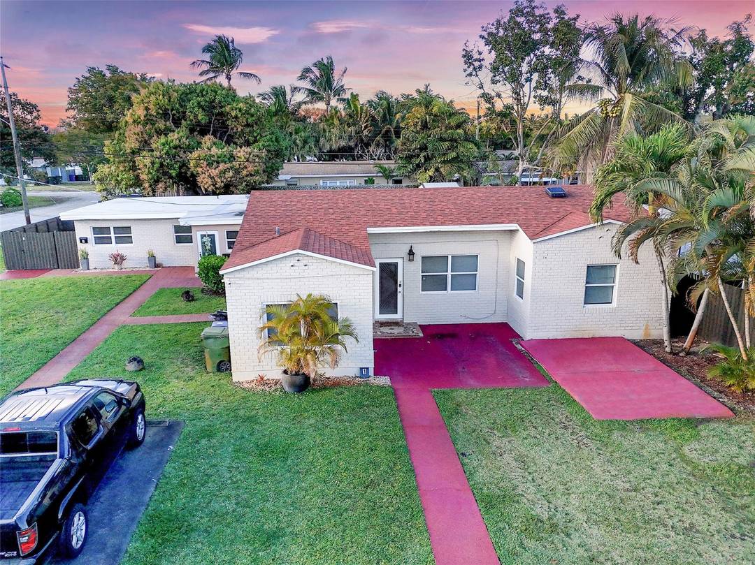 Turnkey 4 plex configured as 5 income producing units generating approx.