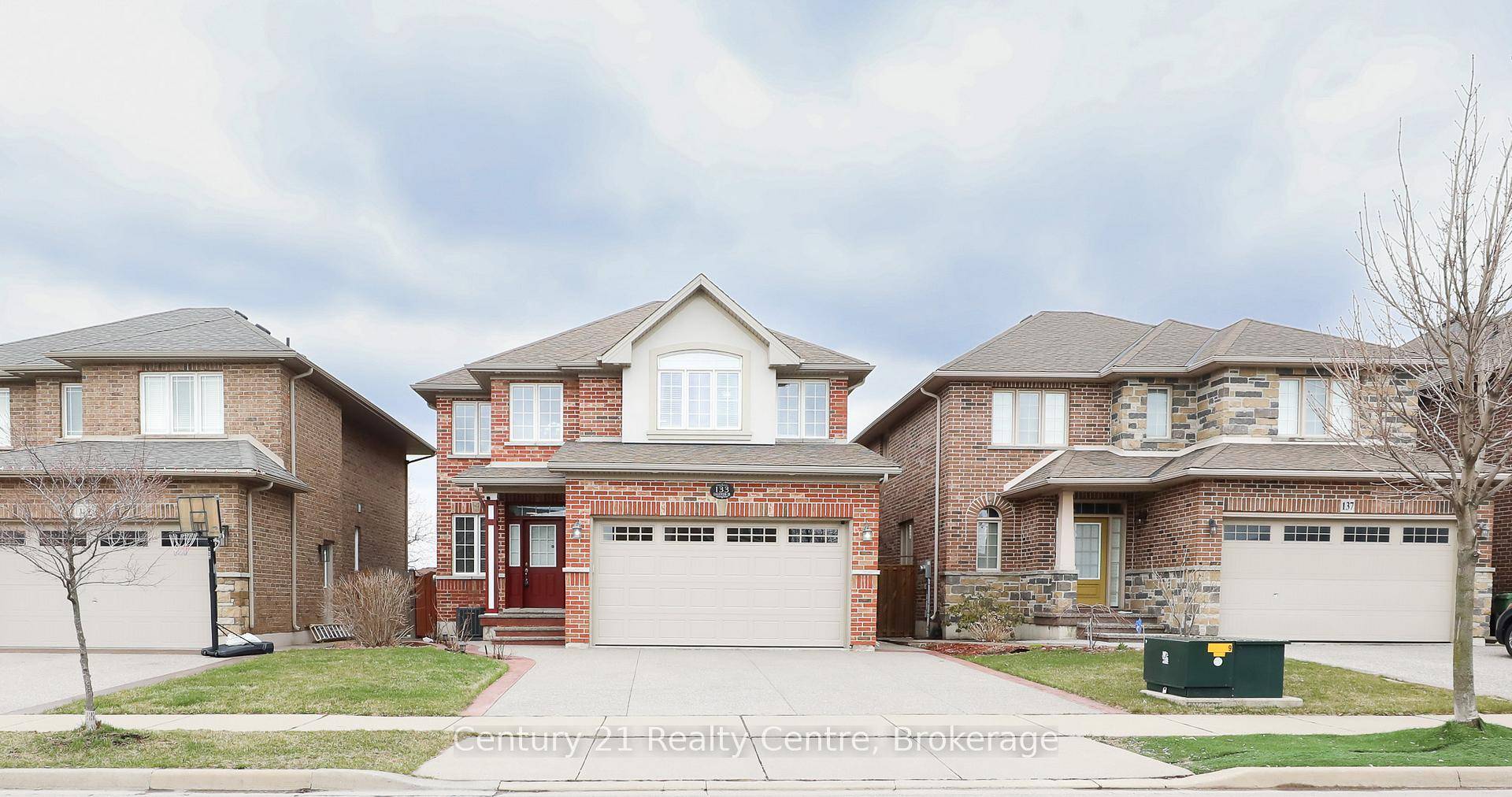 Super Convenient Hamilton Mountain Location, Family Sized 4 Bed Home.