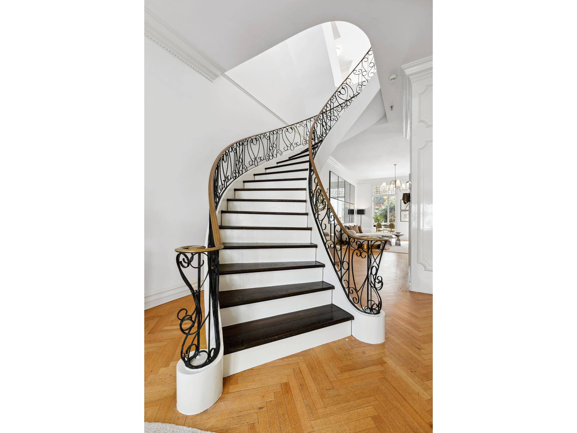 Quintessential UWS location on the park block of West 83rd Street between Central Park West amp ; Columbus Avenue.