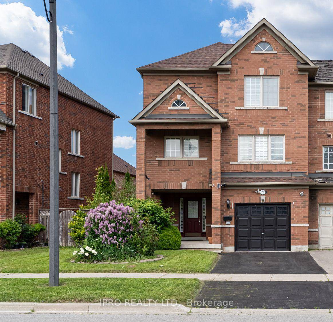 Welcome to this exceptional 1994 square foot freehold end unit townhome offering the perfect blend of spacious living, modern amenities and a sought after location with no condo fees !