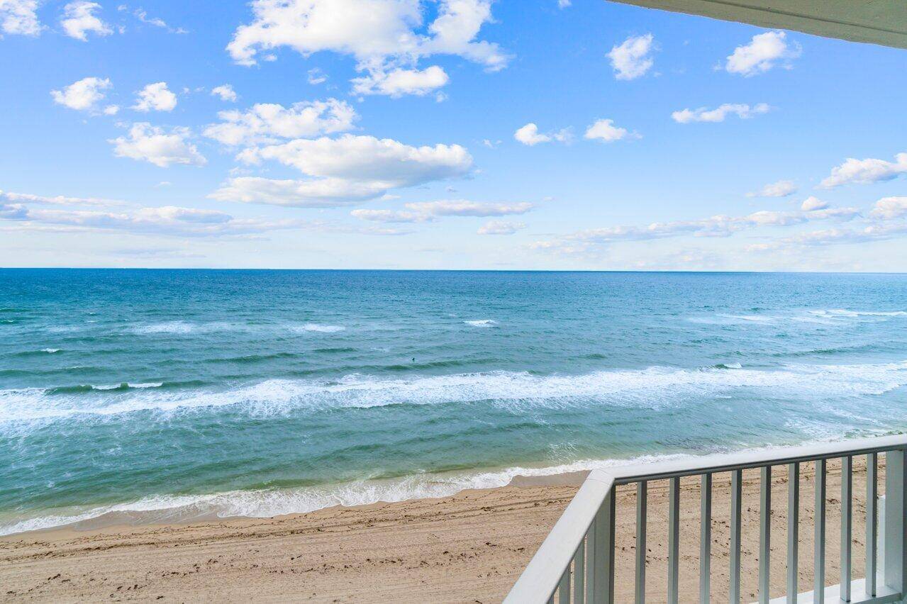 SPECTACULAR OCEANFRONT SANDY BEACH VIEWS !