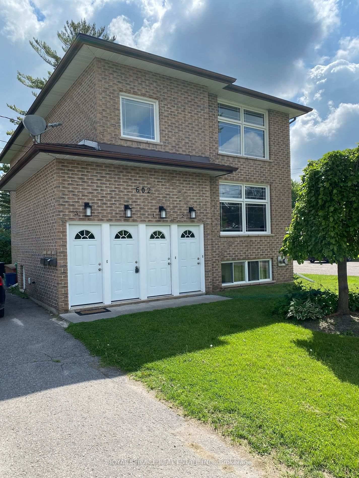 Bright and spacious 2 bedroom unit in convenient Peterborough location.