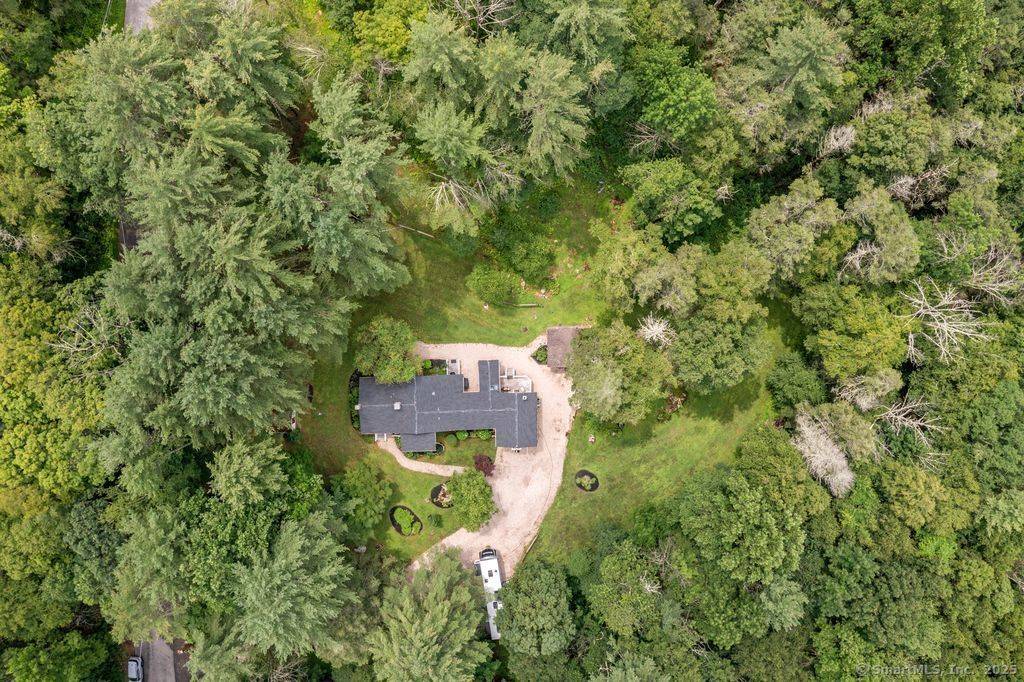 Located in the picturesque New England town of West Cornwall, Connecticut, this meticulously maintained home offers a blend of rural charm and convenient access to local attractions and metropolitan areas.