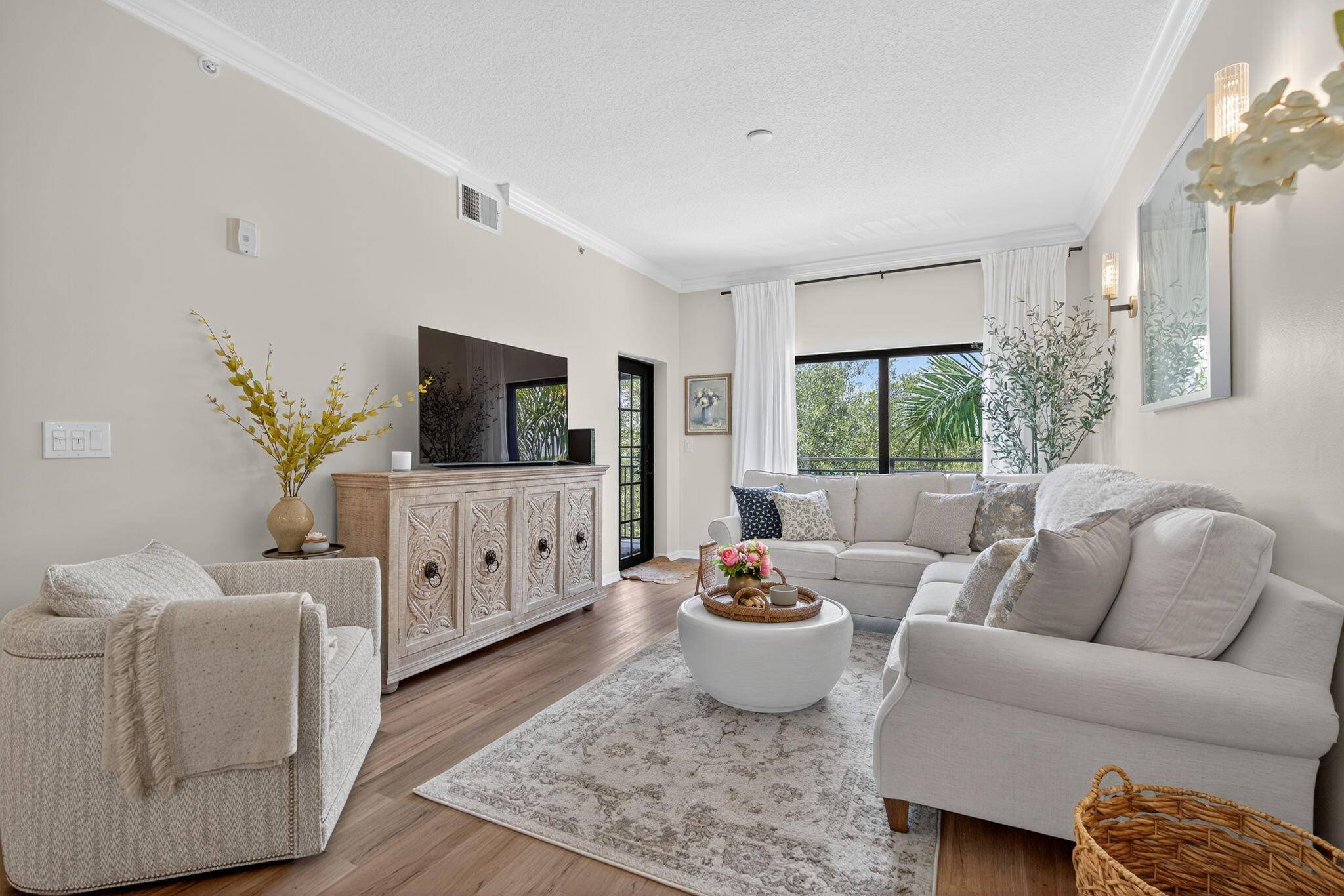 Luxury living in the heart of Palm Beach Gardens !