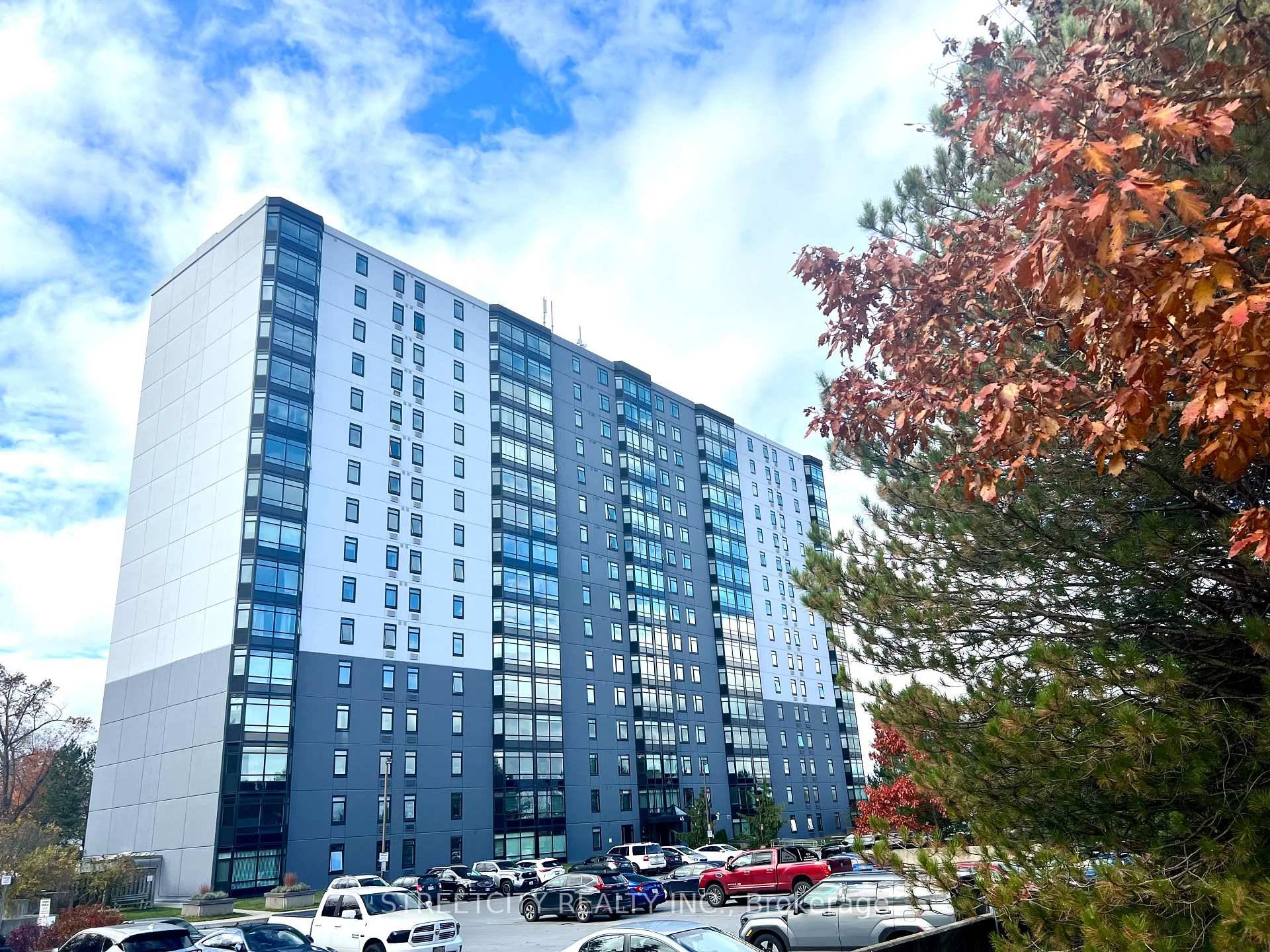 Perfect for first time buyers or anyone looking to downsize, This stylish 2 Bed 1Bath Condo on the 17th TOP Floor offers stunning west facing views of the city Skyline ...