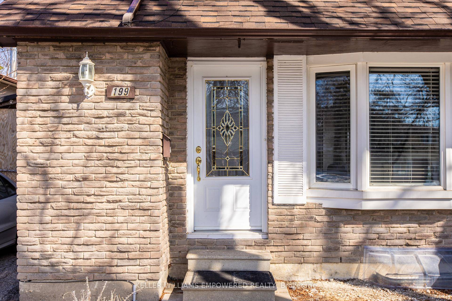 Renovated Family Home Situated In A High Demand and Quiet Neighborhood In North York Hillcrest Village !