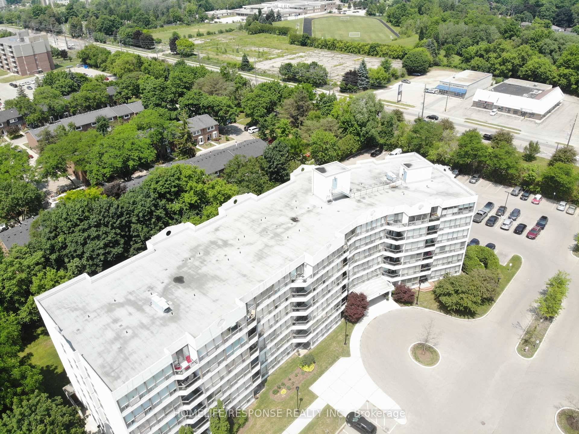 Step into this bright and freshly painted 1 bedroom condo, perfect for first time buyers, downsizers, or investors looking to break into the housing market.