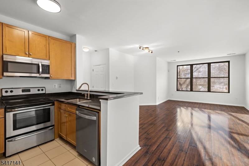 This spacious 2 bedroom, 2 bath apartment is ideally located next to the Hudson River, offering both comfort and convenience.