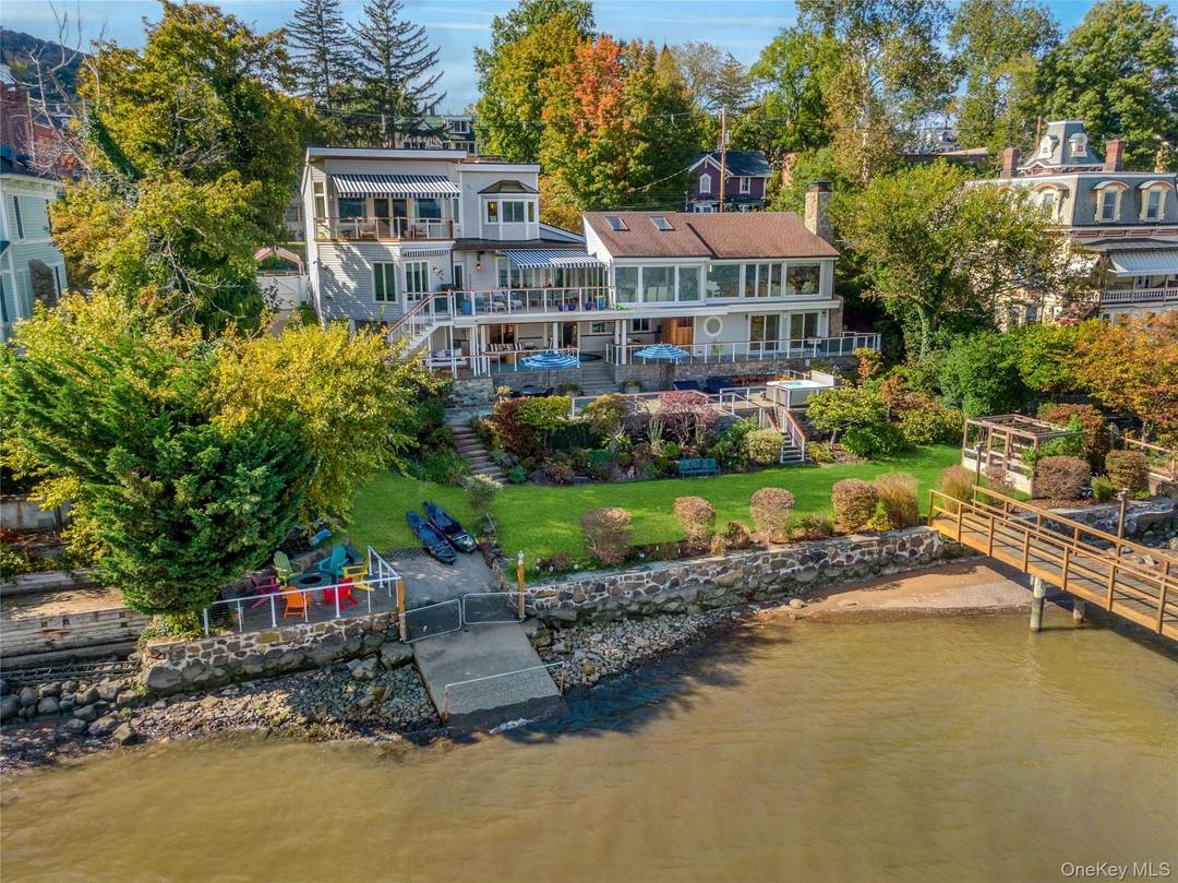 HUDSON RIVER LIVE ABOARD A fully furnished six month rental the ultimate waterfront sanctuary.