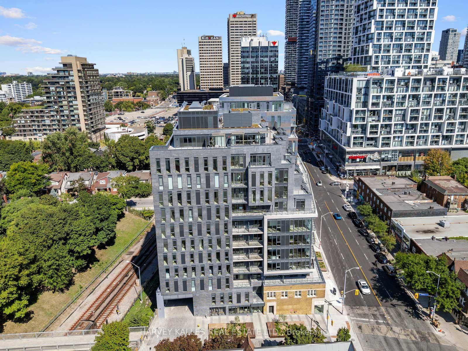 A rare offering in The Davisville, this penthouse Residence Collection suite at 8 Manor Road West is the only unit on its floor delivering ultimate privacy, luxury, and breathtaking city ...