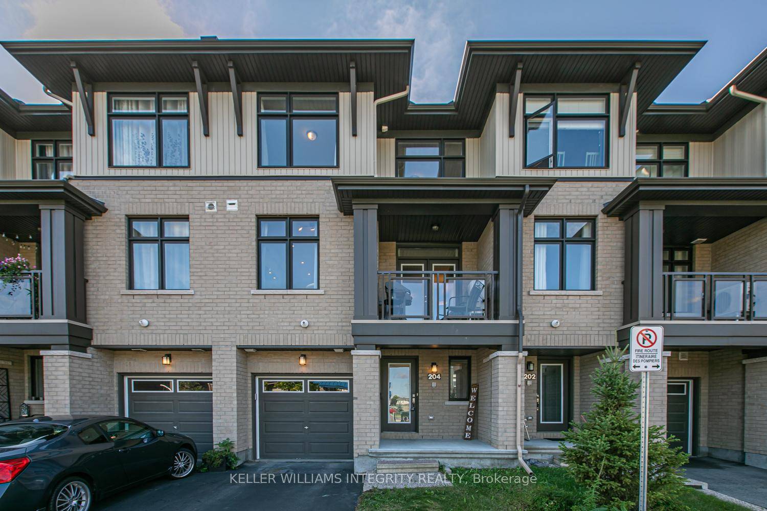 Welcome to 204 Baltic Private, a stylish 3 storey townhome built by Richcraft in 2018 and perfectly located in a quiet, park facing enclave in the heart of the Riverside ...