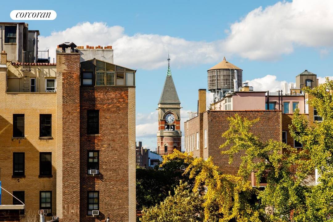 GREAT GREENWICH VILLAGE LOCATION AMAZING VIEWS ULTIMATE CONVENIENCE Set along Greenwich Village's Gold Coast, this charming, sun filled studio awaits your personal touch.