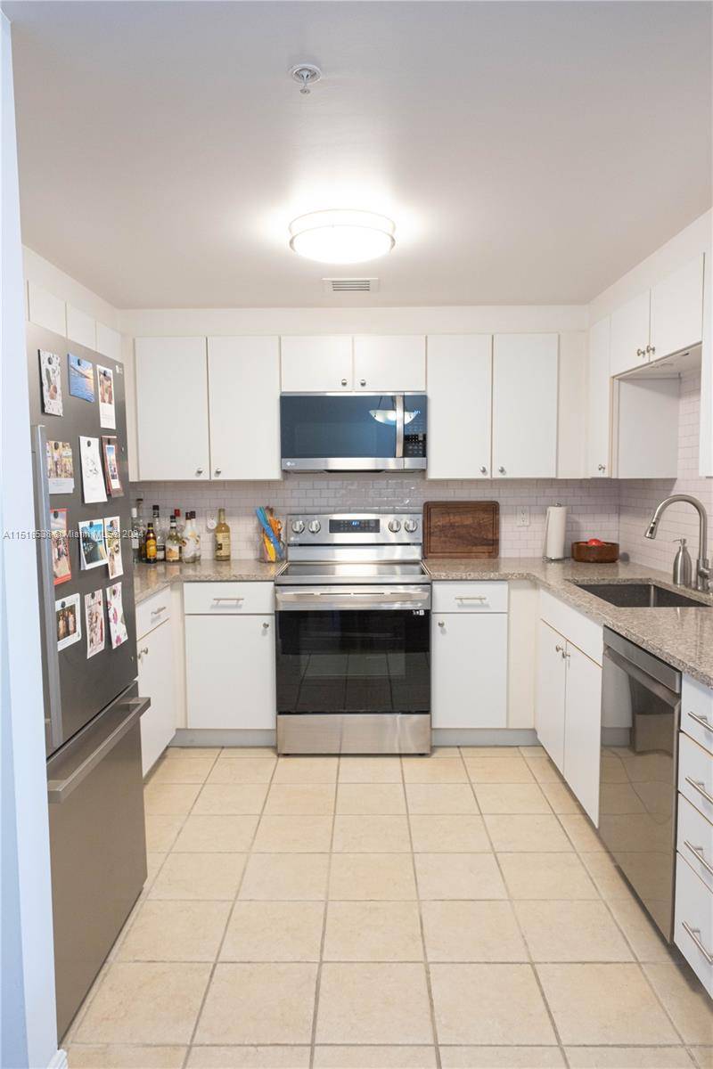 RECENTLY RENOVATED 2BD 2BA WITH LAMINATE WOOD FLOORS THROUGHOUT.