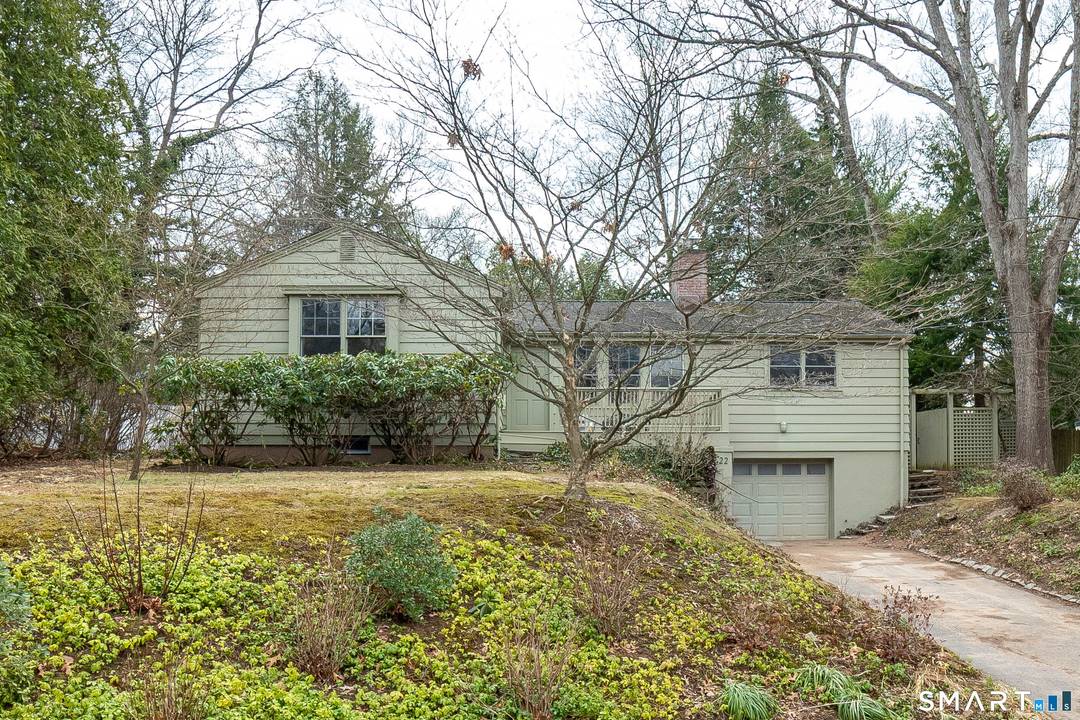 This outstanding location bright ranch house with recent updates is close to Yale, YNHH, downtown New Haven, Edgerton and East Rock Parks and the Farmington Canal bike and walking path.