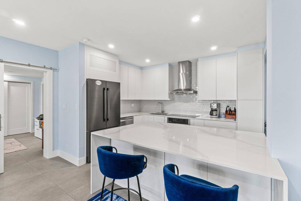 Stunning Beachside Condo Fully Renovated !