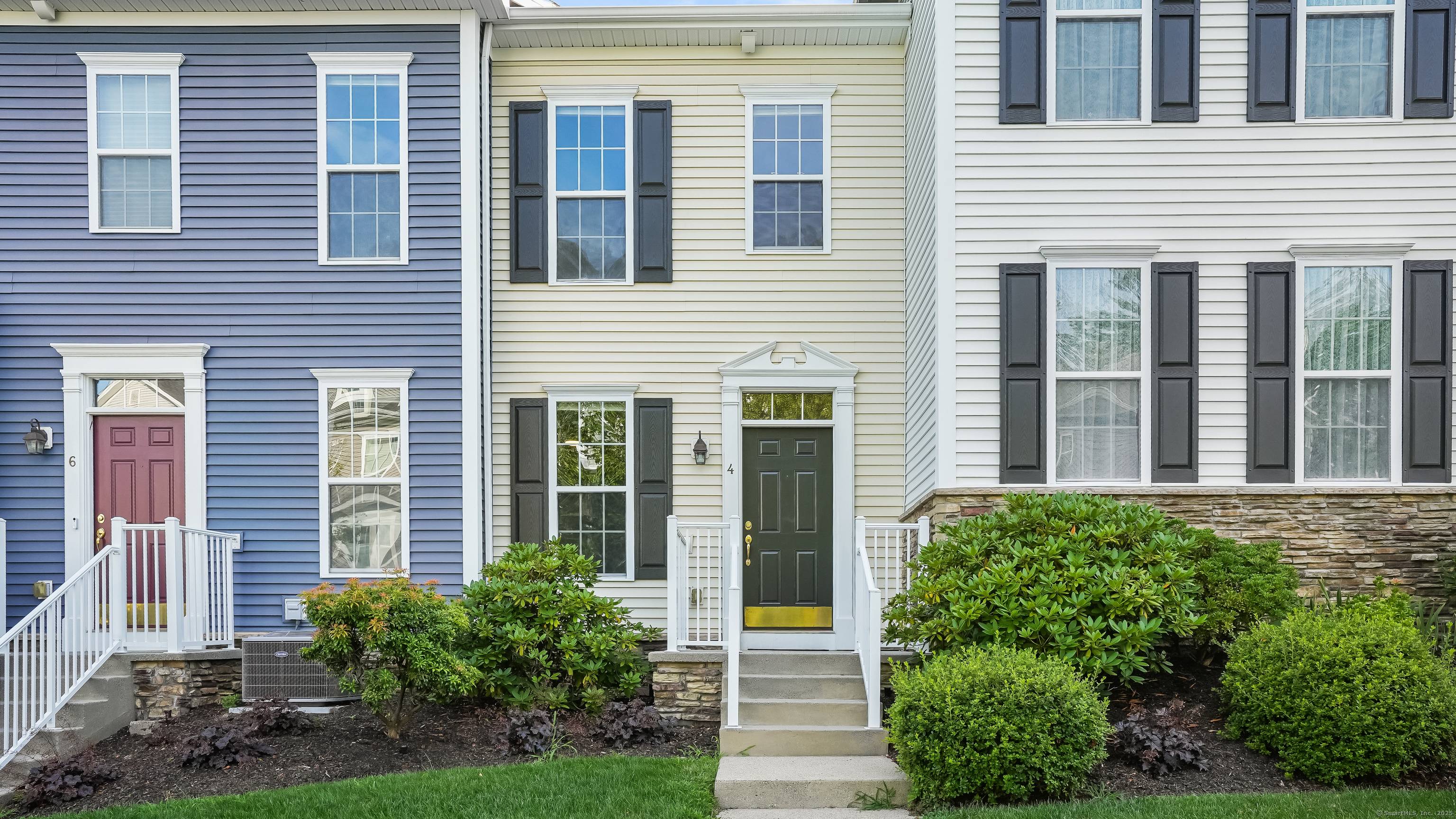 Gorgeous 2 bedroom, two full and one half bath Townhouse, located in the spectacular Rivington complex !