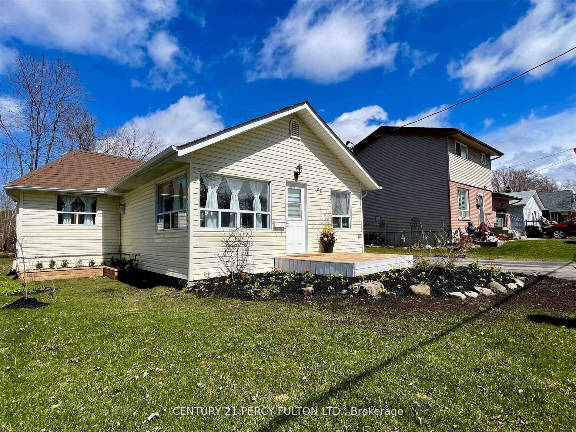 This Happy House On Beach Rd Is The 8th Home From The Lake !