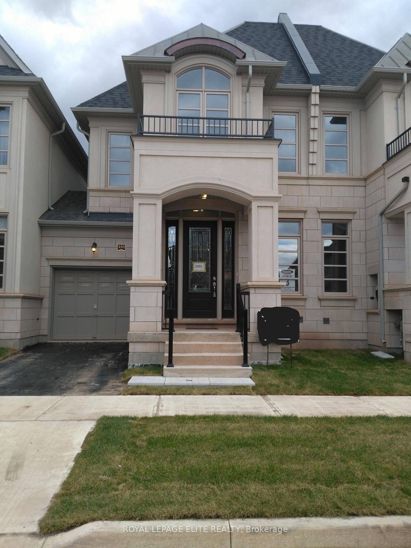 Beautiful Town Row Home in the heart of Oakville !