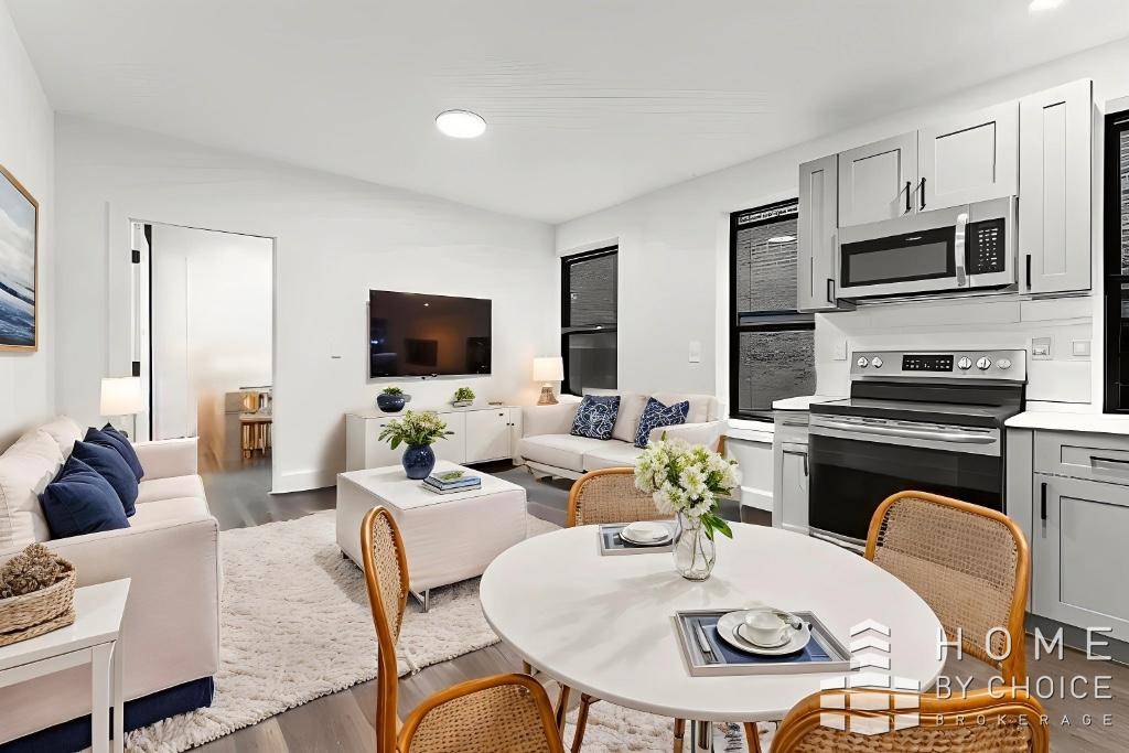 Upper West Side 4 Bed 2 Bath Duplex with Washer Dryer amp ; Dishwasher RENT STABALIZEDWelcome to 998 Amsterdam Avenue, a fully reimagined pre war building offering spacious, gut renovated ...