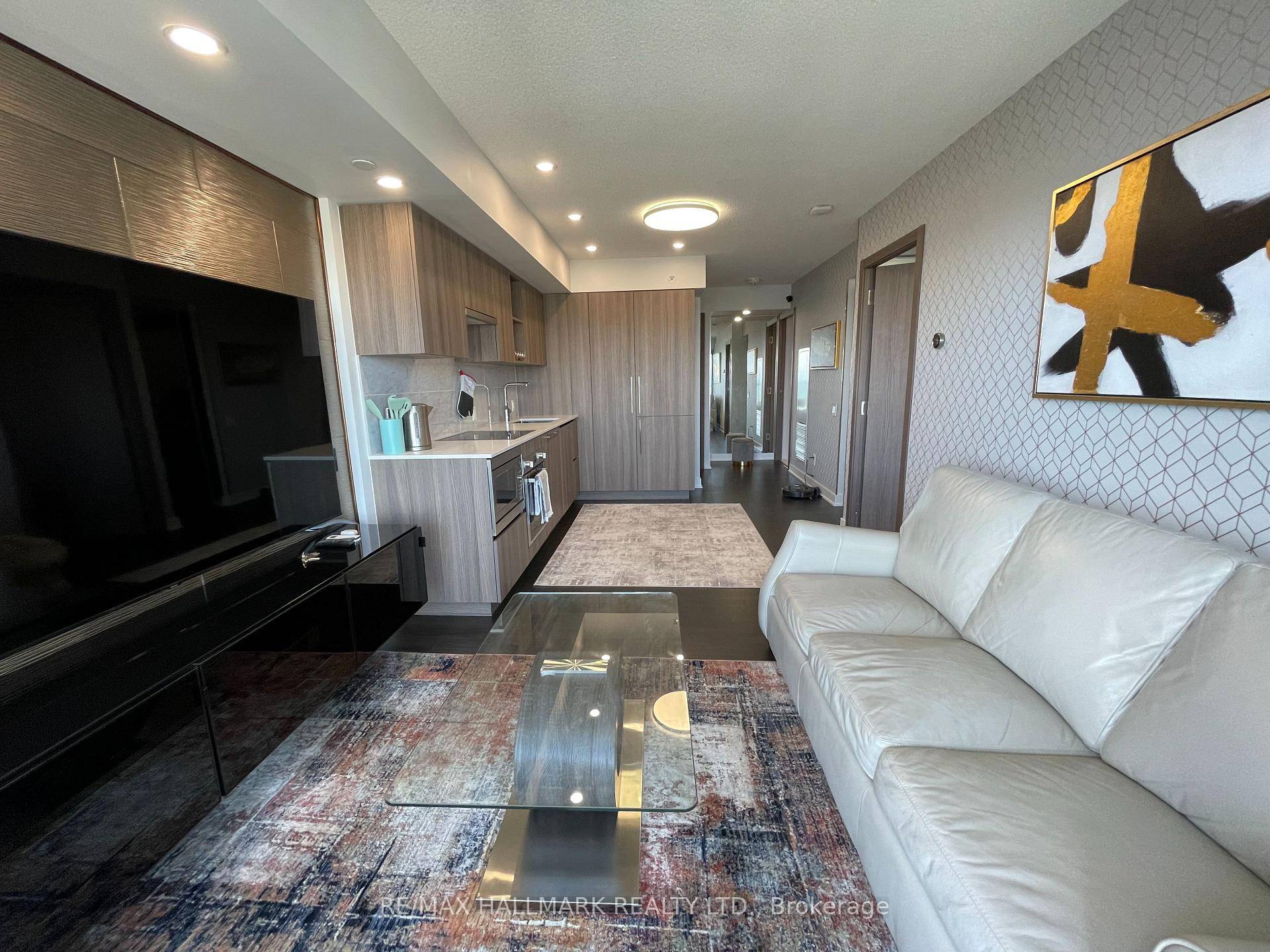 Luxurious 1 1 Condo with Stunning City amp ; Lake Views The Lakeshore at City Place.