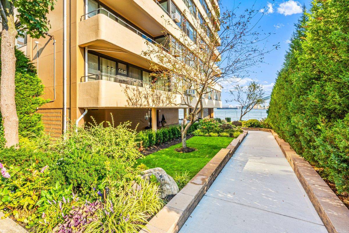 Beautiful one bedroom apartment in Building 32, the only waterfront building in LaHavre.