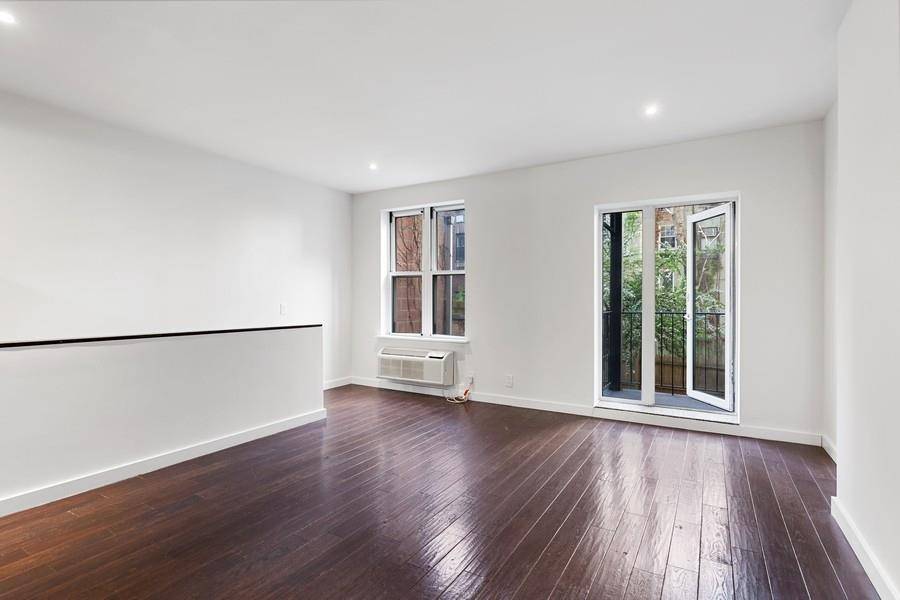 Chelsea Duplex with a private backyard !
