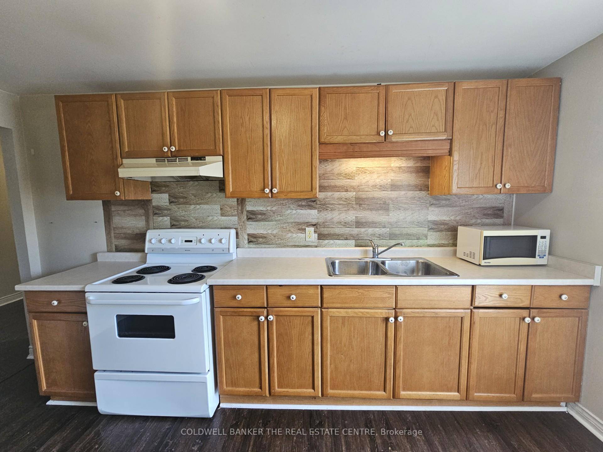 Bright spacious and well maintained apartment in Hamlet of Hillsdale.
