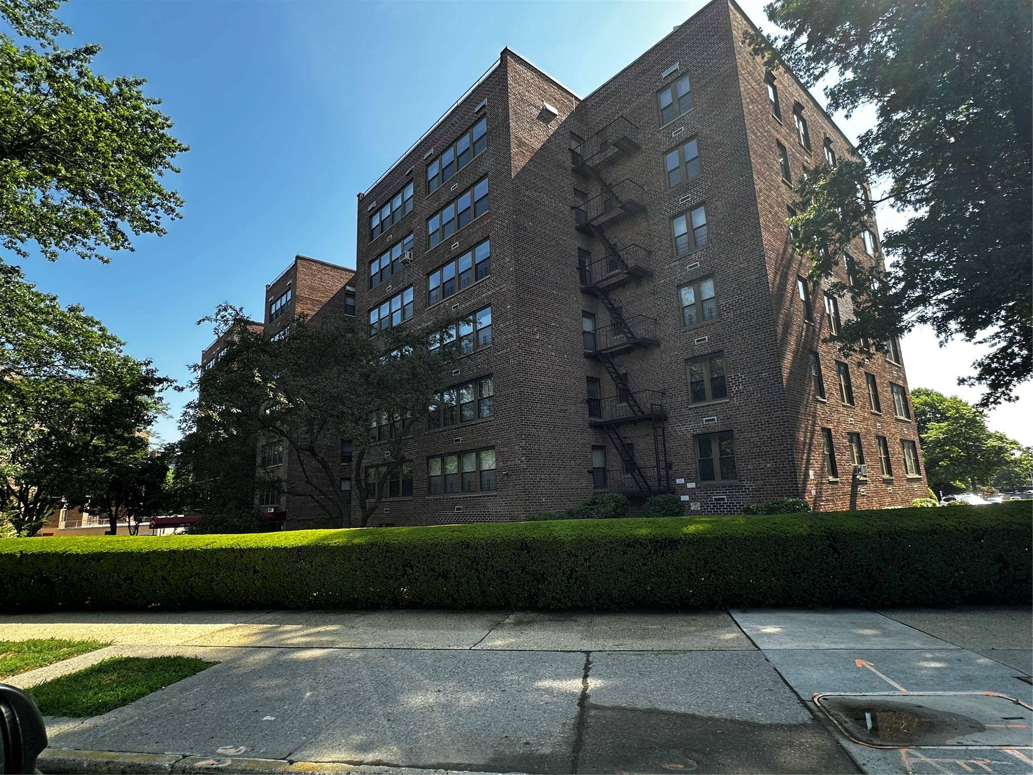 Welcome to Bayside. This wonderful 3 bedroom unit is your perfect opportunity.