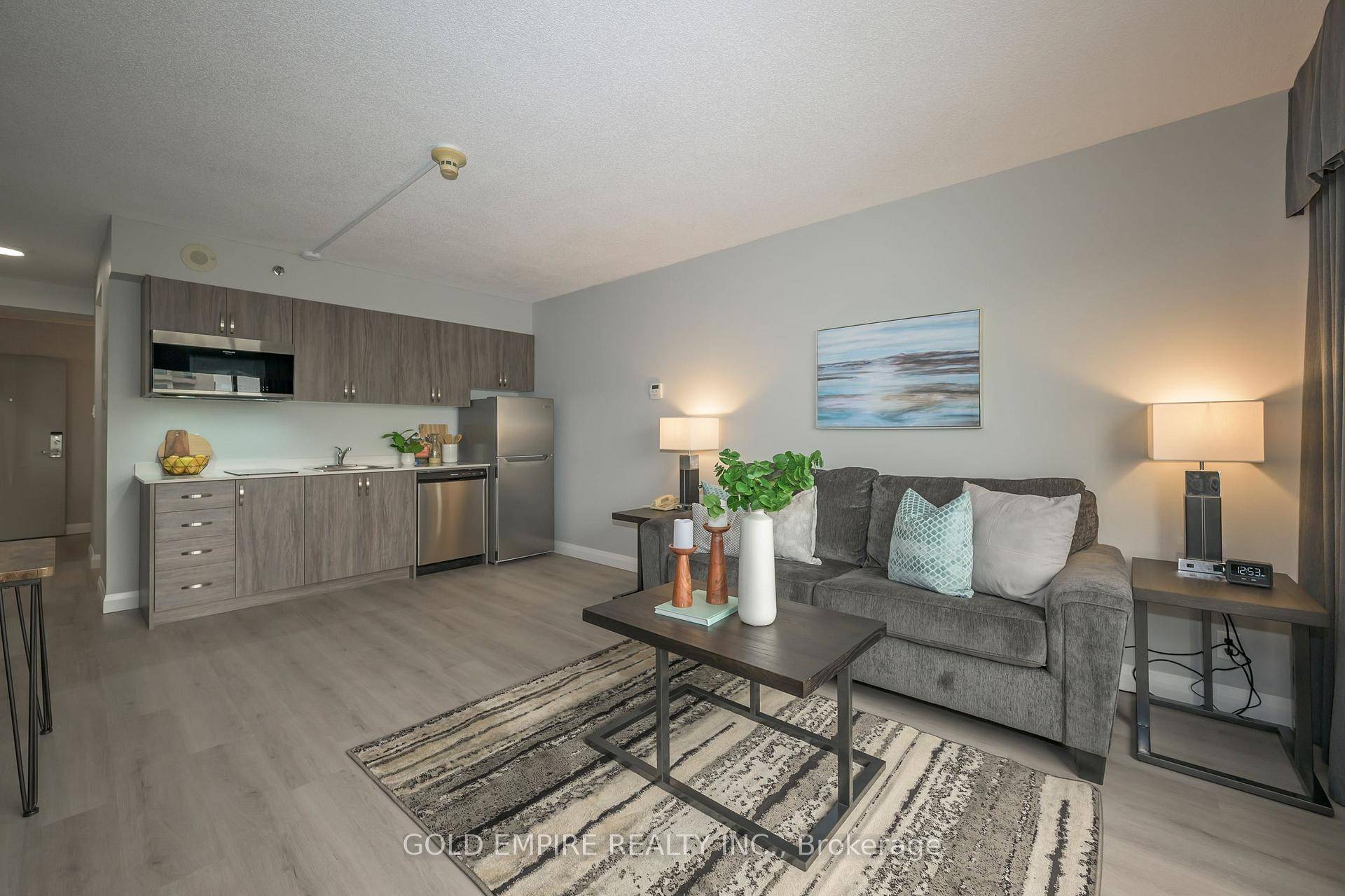 Fully Furnished 1 Bedroom Unit.