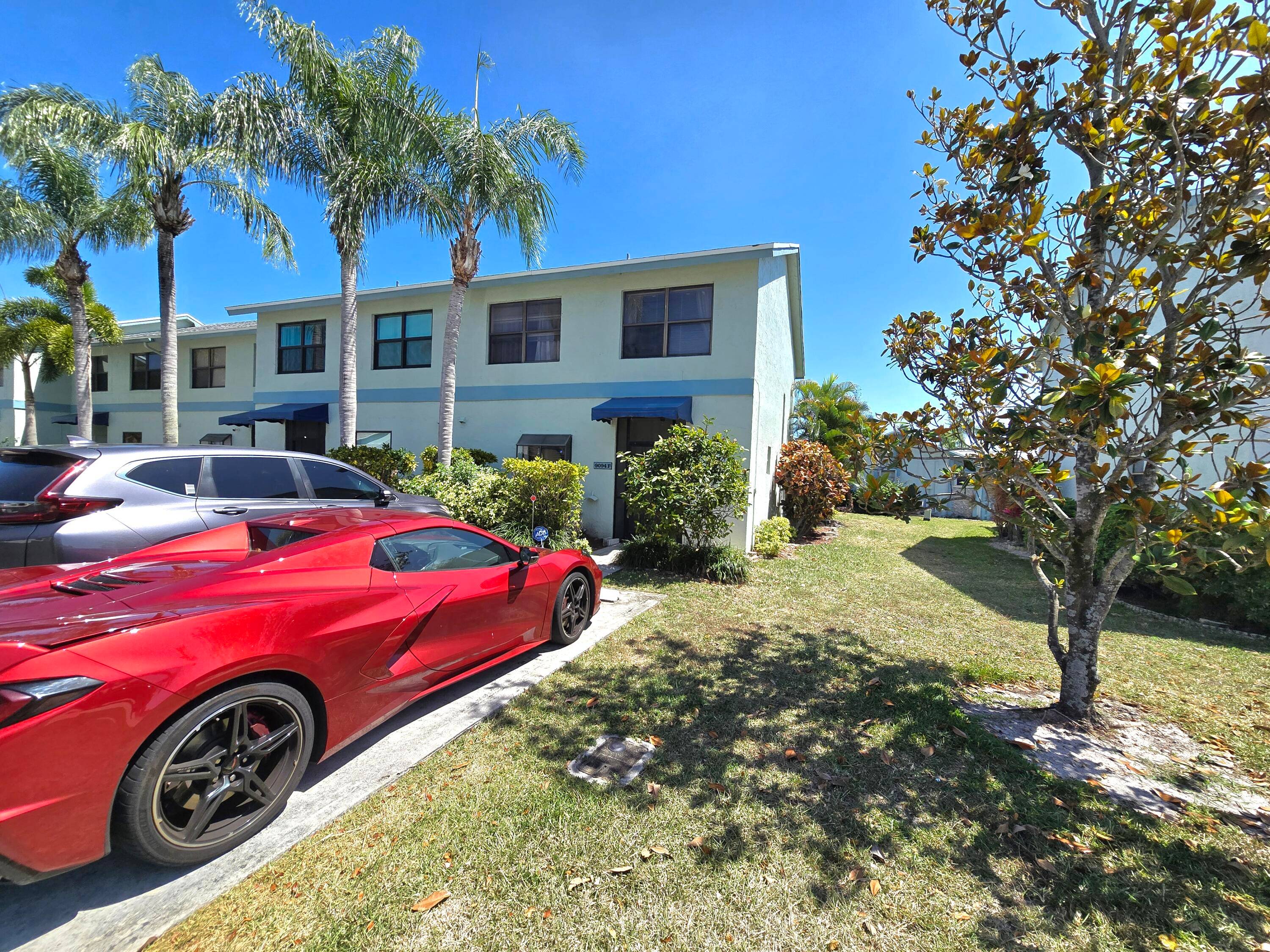 This unit is walking distance to the pool, spa, clubhouse guest parking.