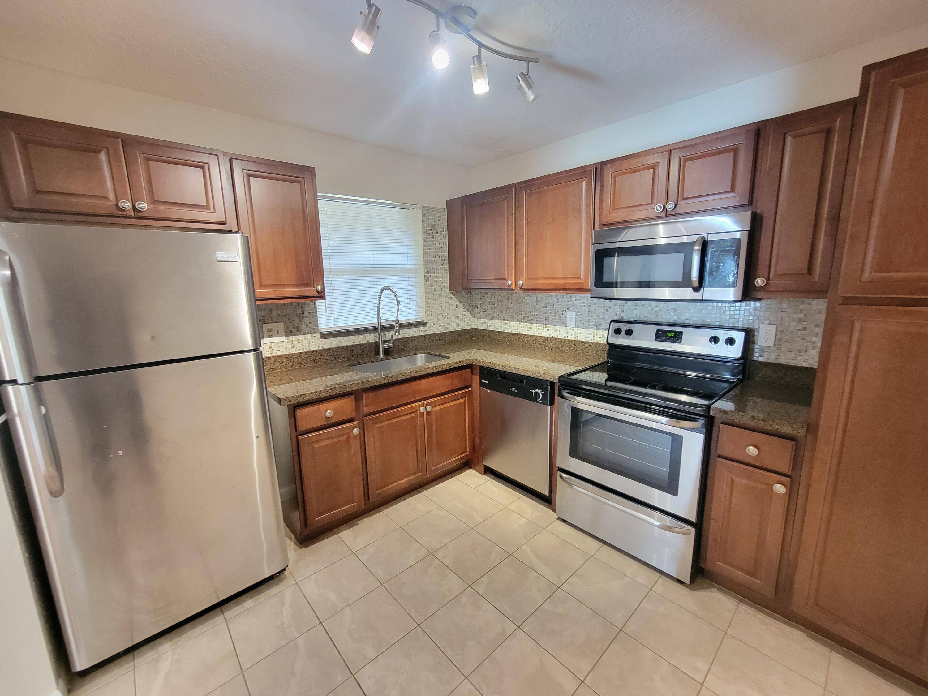 Gorgeous updated 2 2 split floor plan, large screened patio, spacious walk in closet, washer dryer Remodeled kitchen, granite countertop and stainless steel appliances.